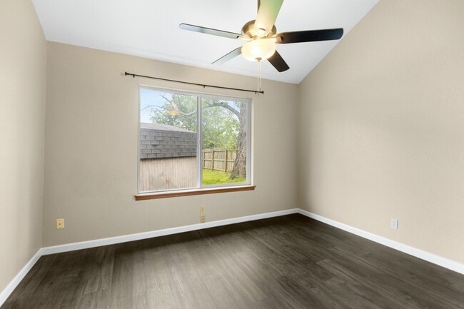 Building Photo - 3105 S Maple Ave