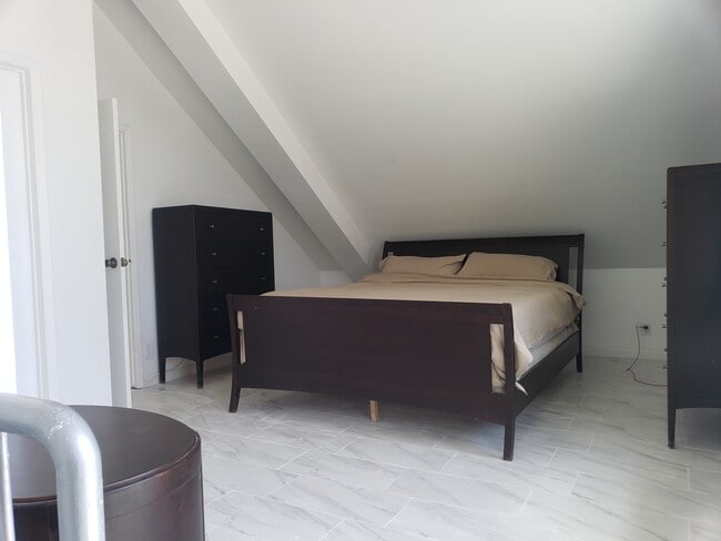 Building Photo - 2 Richmond Rd