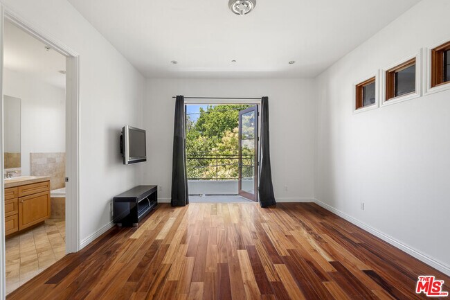 Building Photo - 744 N Alfred St