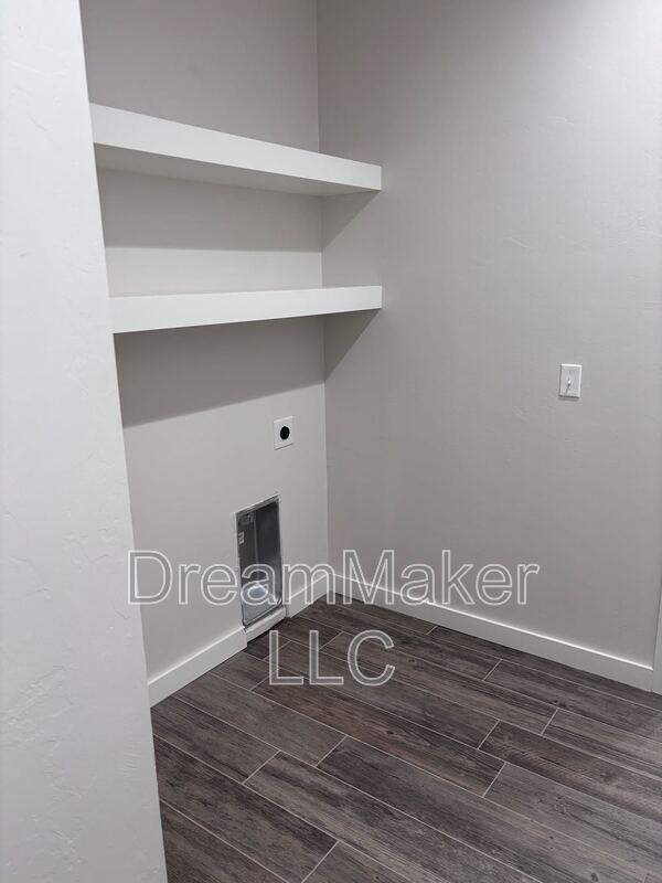 Building Photo - 900 Apple Blossom Wy