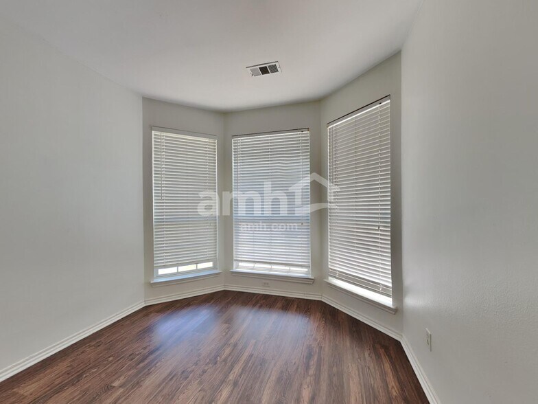 Building Photo - 10613 Big Oak Dr