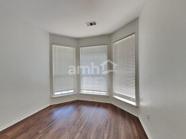 Building Photo - 10613 Big Oak Dr
