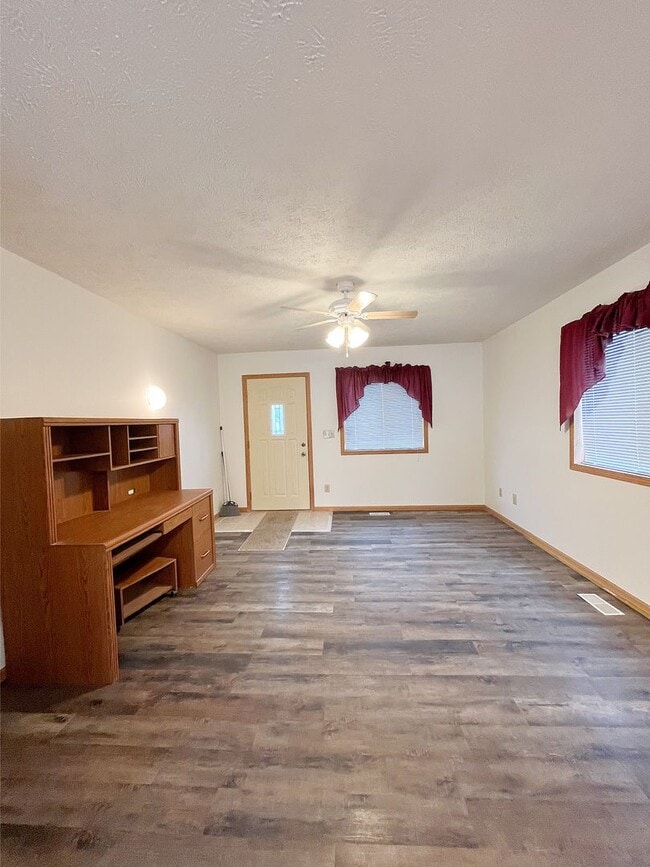 Building Photo - Well-Maintained 2 Bedroom!