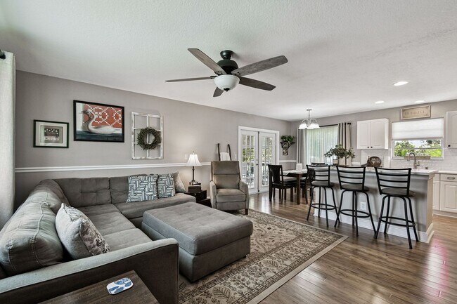 Building Photo - Elevated 3-Bed, 2-Bath, Corner-Lot Gem in the Heart of Palmetto