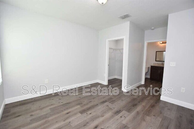 Building Photo - 525 Albatross Dr
