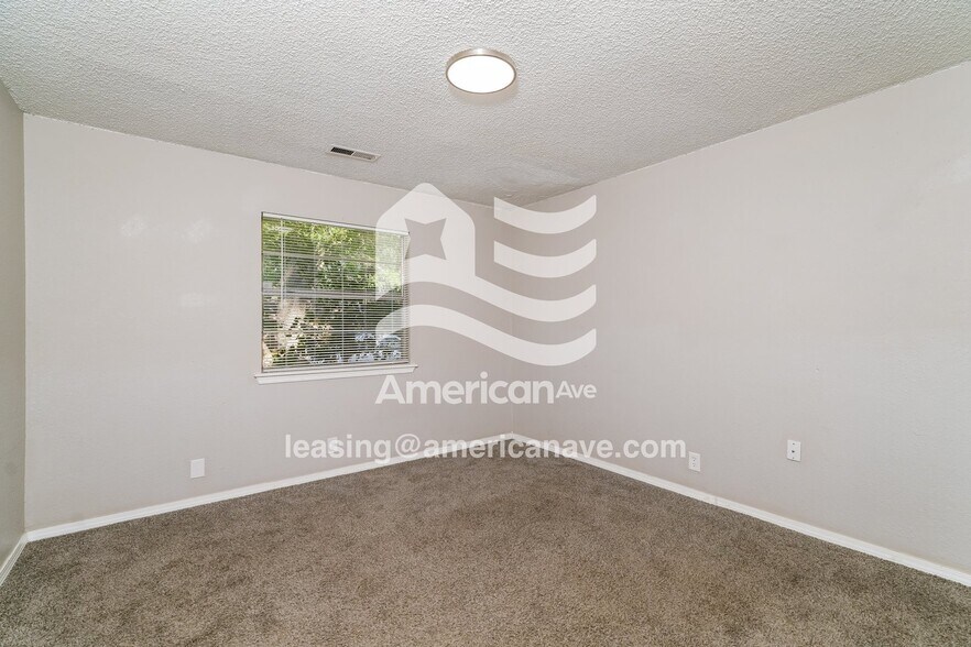 Building Photo - 4408 S Cypress Ave