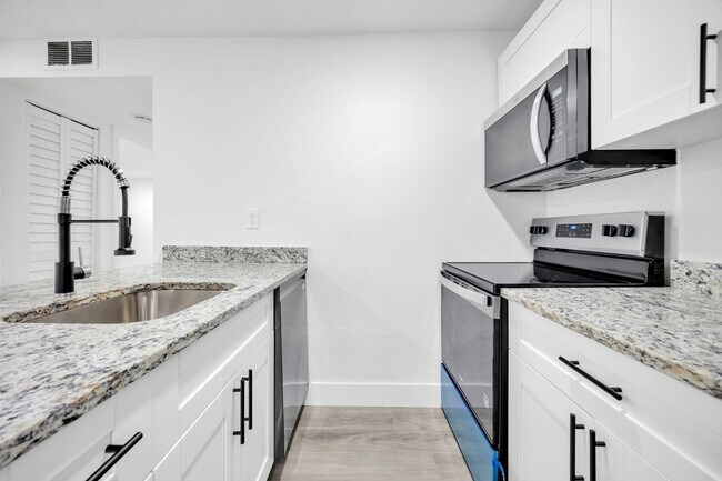 Building Photo - 1015 NE 17th Ave