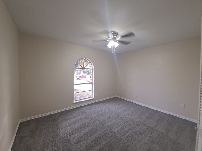 Building Photo - Move In Ready!  3/2/2 Great Location