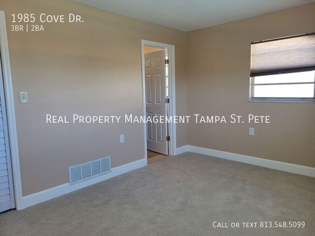 Building Photo - 1985 Cove Dr