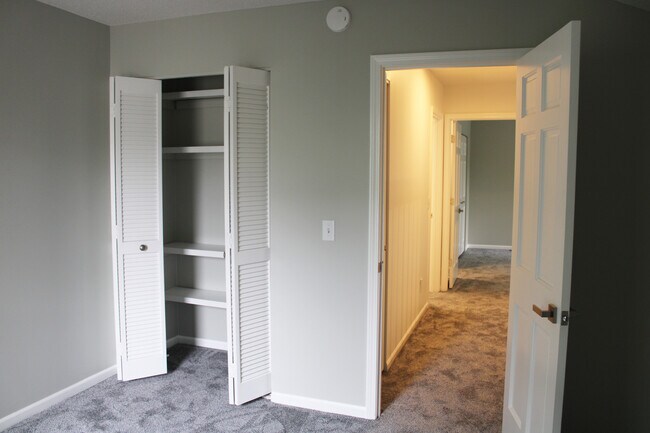 Building Photo - 6135 Sawmill Woods Dr