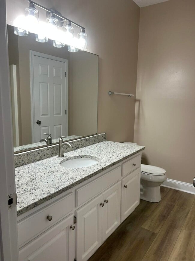 Building Photo - 3421 Beacon Dr