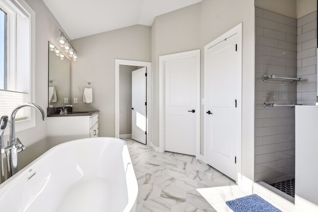 Building Photo - 2275 Lakeshore Point Dr N E