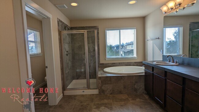 Building Photo - Beautiful open floorplan with FOUR large b...