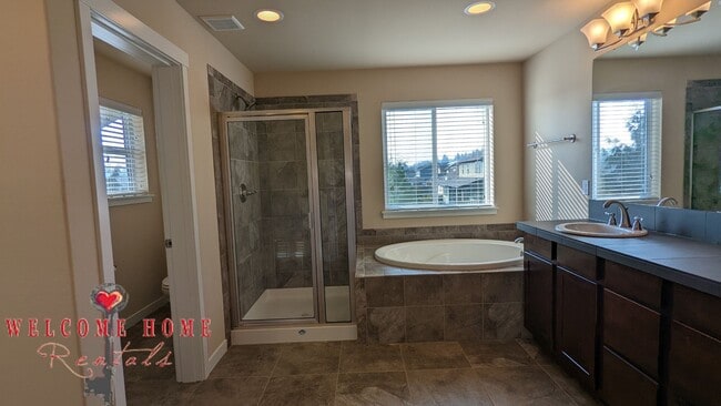 Building Photo - Beautiful open floorplan with FOUR large bedrooms and a cute office!!  AIR CONDITIONING!!!  NEW C...