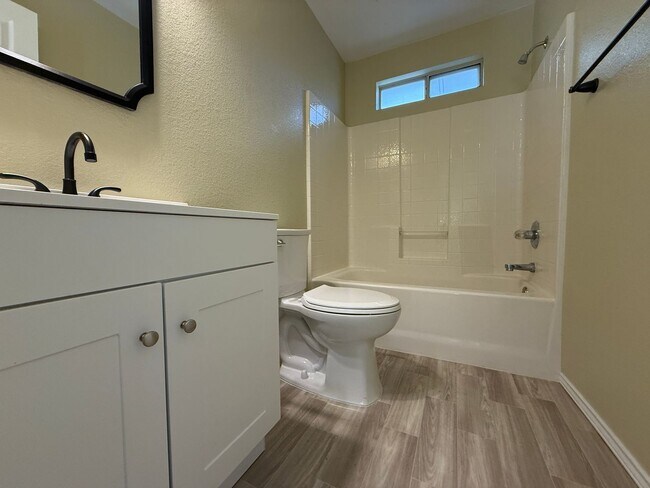 Building Photo - 1305 Fox Creek Dr