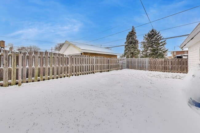 Building Photo - 5028 N Oneida Ave