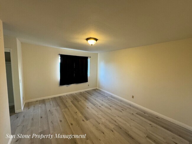 Building Photo - House in Ontario