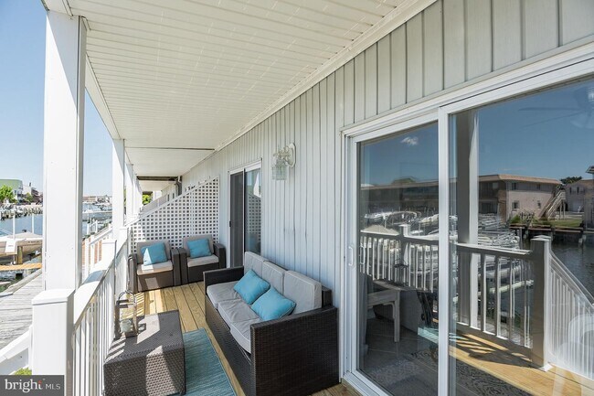 Building Photo - 121 Newport Bay Dr