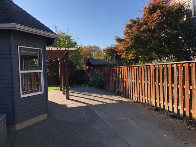 Building Photo - 2687 NW Oak Ridge Dr