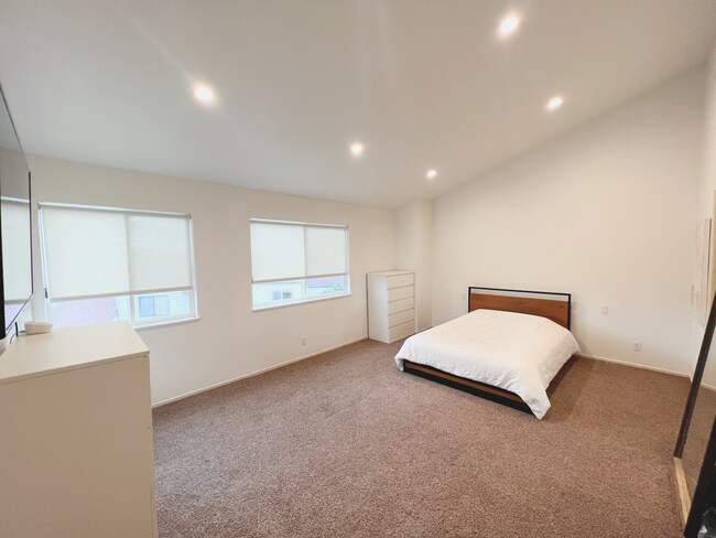 Building Photo - 21 Hillview Ct