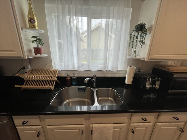 Building Photo - Charming 3 bedroom, 2 bathroom home for rent in Granite Bay, CA!