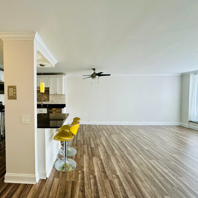 Building Photo - 5445 N Sheridan Rd