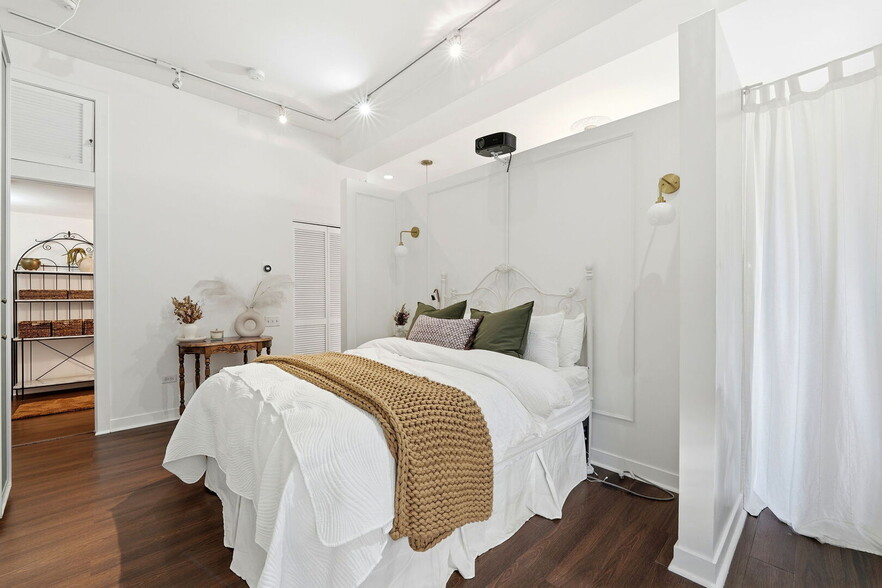 Building Photo - 949 W Madison St