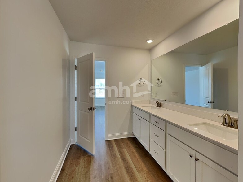 Building Photo - 300 Pne Hl Ct