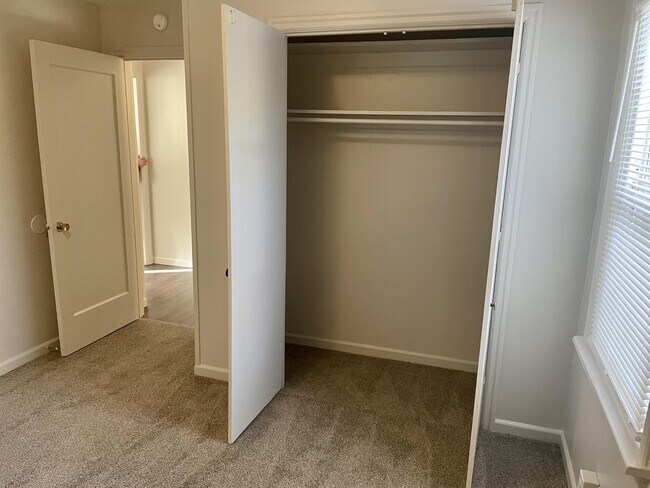 Building Photo - 1040 Spruce St NE