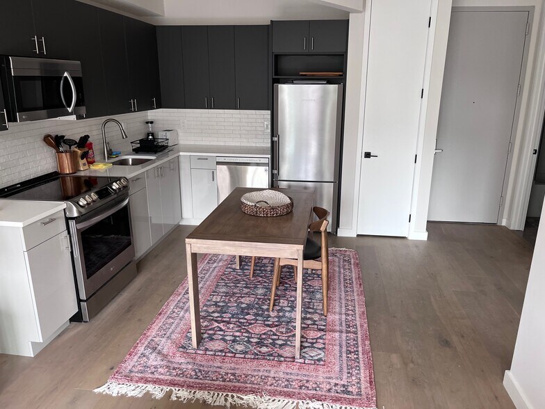 Building Photo - 1390 Putnam Ave