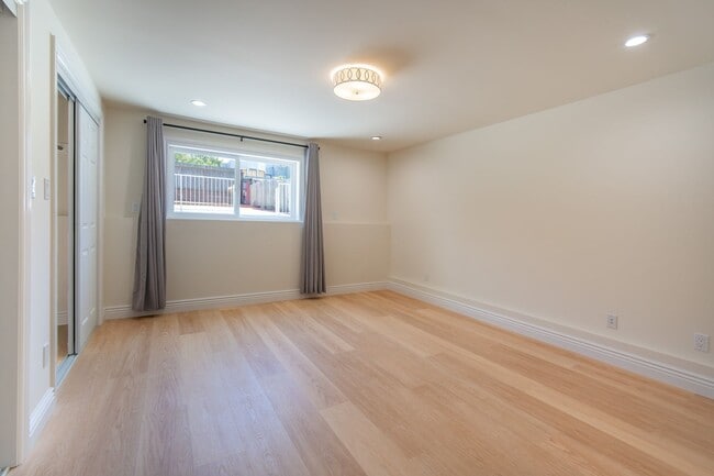 Building Photo - TOTAL REMODEL HUGE 3BR/3BA 1700sf w Garage...