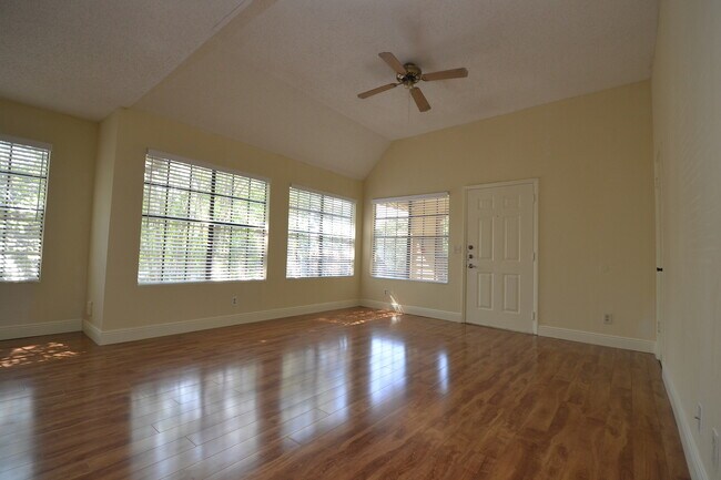 Building Photo - Lovely 1/1 Corner Unit in GATED ~ LAKEFRONT community in Altamonte Springs!