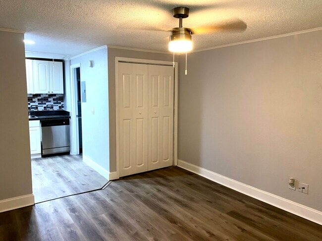 Building Photo - Cozy Studio with Screened Porch