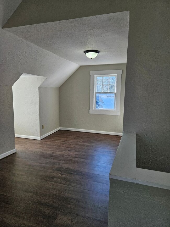 Building Photo - Large Cape Cod