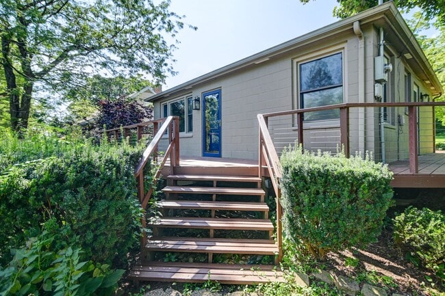 Building Photo - Charming 2-bed/1-bath Steps From Lake Monona