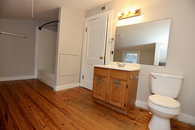 Building Photo - 634 W Bell St