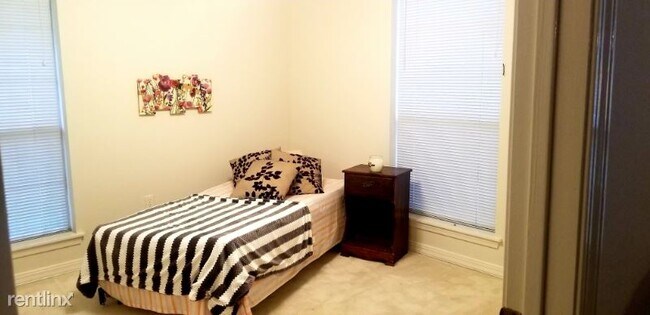 Building Photo - 2 br, 2 bath Condo - 152 S Foster Dr