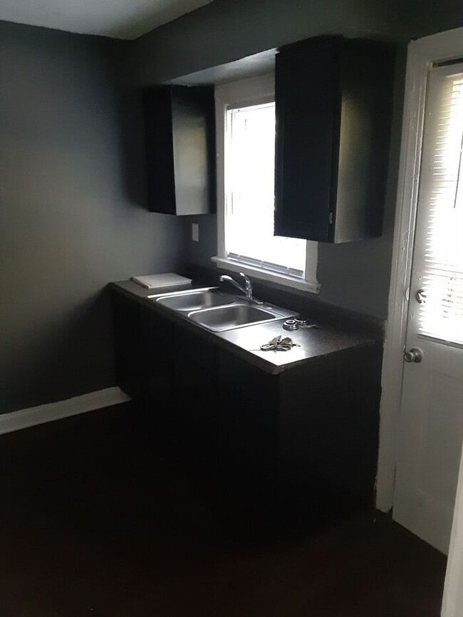 Building Photo - Several Units Available! Lovely 2 bedroom 1 bath classic style apartment