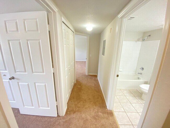 Building Photo - Second Floor Apartment with Balcony View! ...