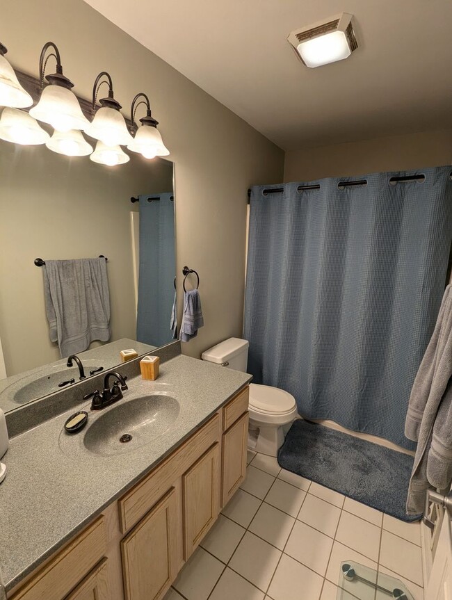 Building Photo - 2 Bedroom 1.5 Bathroom Townhouse with Off ...