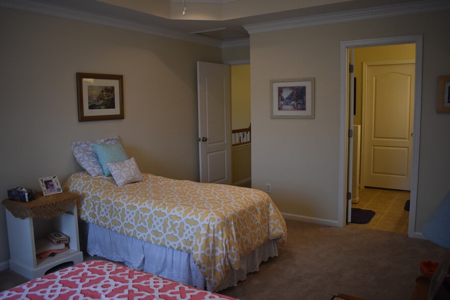 2nd bedroom (with bathroom) - 1007 RIVERS ARCH