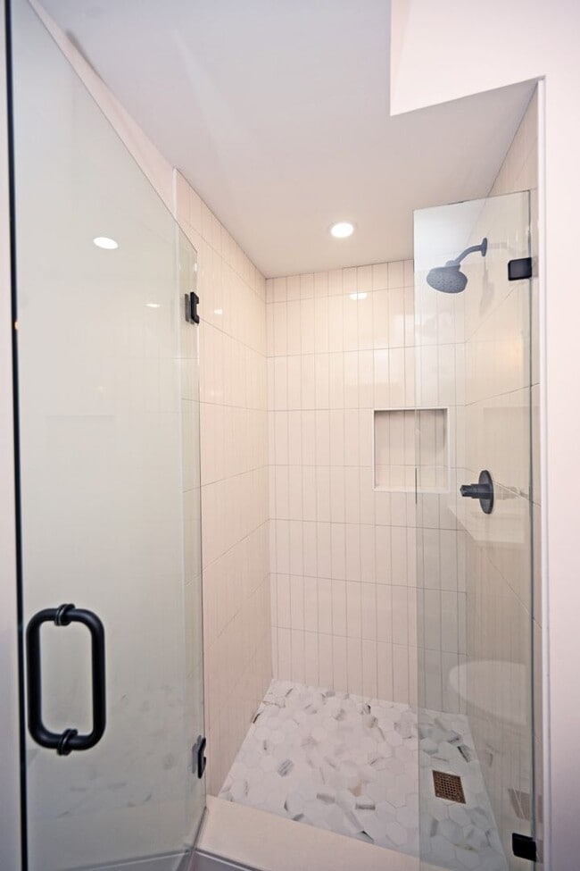 Building Photo - 3 Bed, 3.5 Bath - Modern, sleek & steps fr...