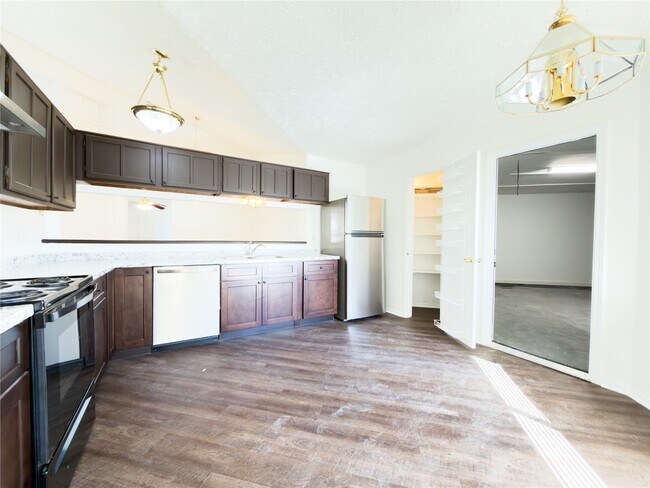 Building Photo - 13610 Piney Oaks Dr