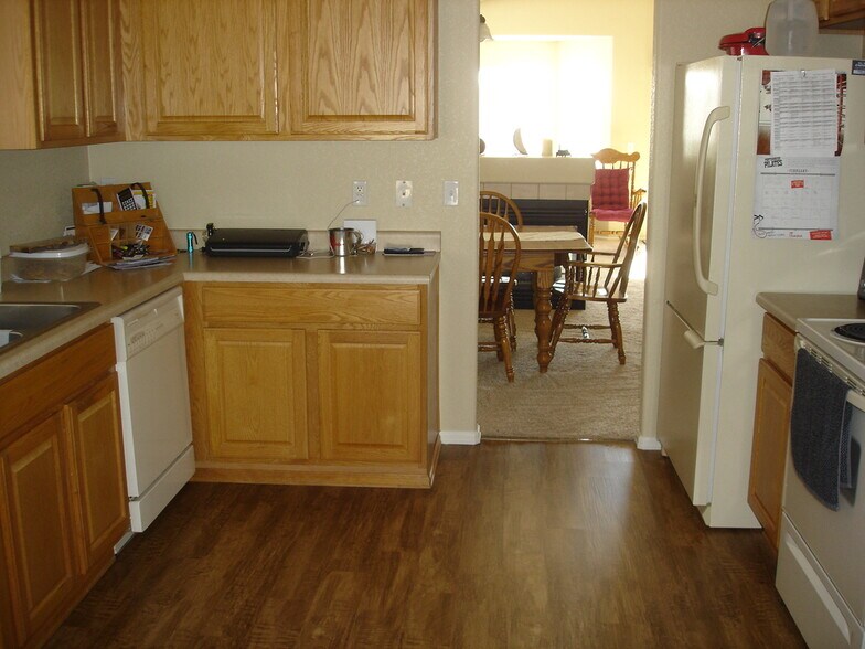 Building Photo - 5570 Vermillion Bluffs Dr