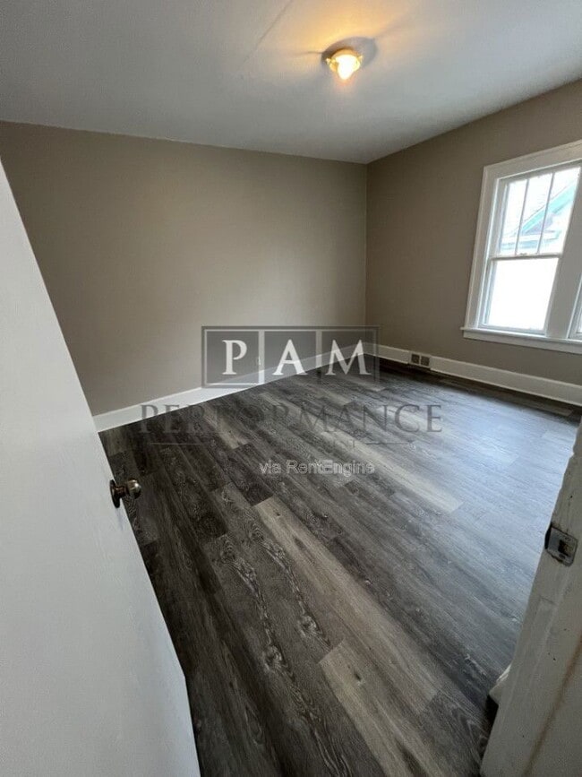 Building Photo - 1213 Superior St