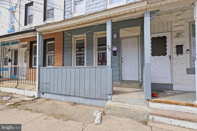 Building Photo - 25 Lily St