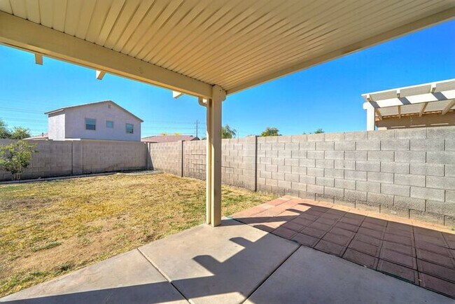 Building Photo - READY TO VIEW NOW! Spacious 3 Bed 2 Bath home in the Estrella Neighborhood