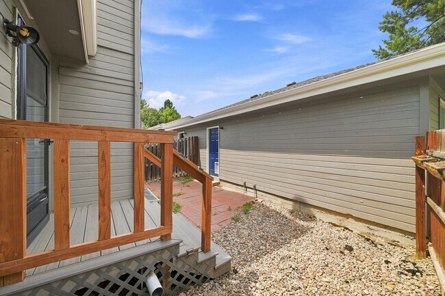 Building Photo - 3 bed, 3 full bath - perfect for roommates!