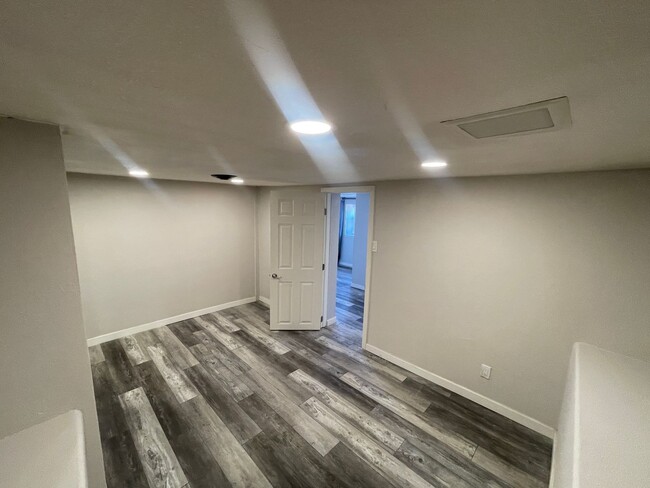 Building Photo - 2 bedrooms remodeled duplex with a spaciou...