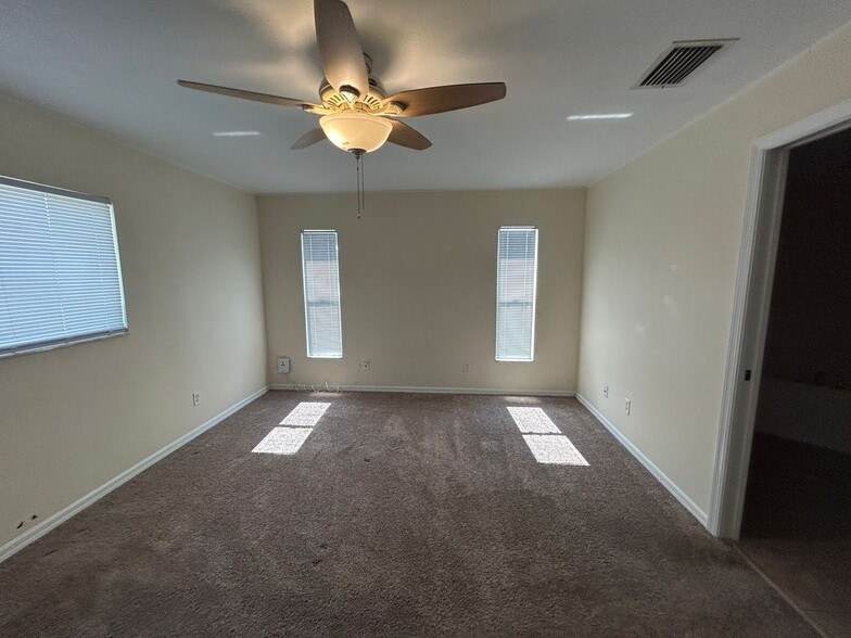 Building Photo - Unique 3/2 + Den home in great location